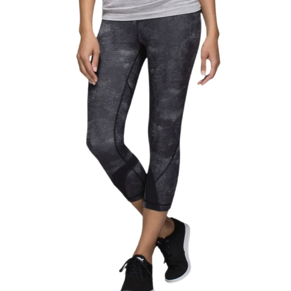 Lululemon Women's Inspire Crop II Sequin Snake Slate Black Leggings‎ Size 4